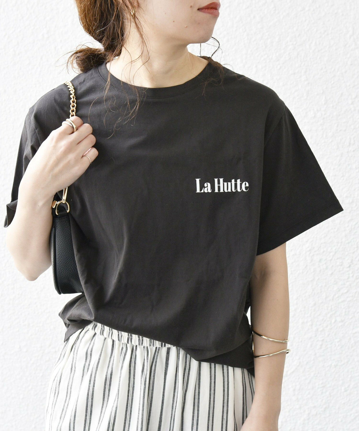 《予約》La Hutte:<洗濯機可能>デザイン ロゴ  プリント TEE
